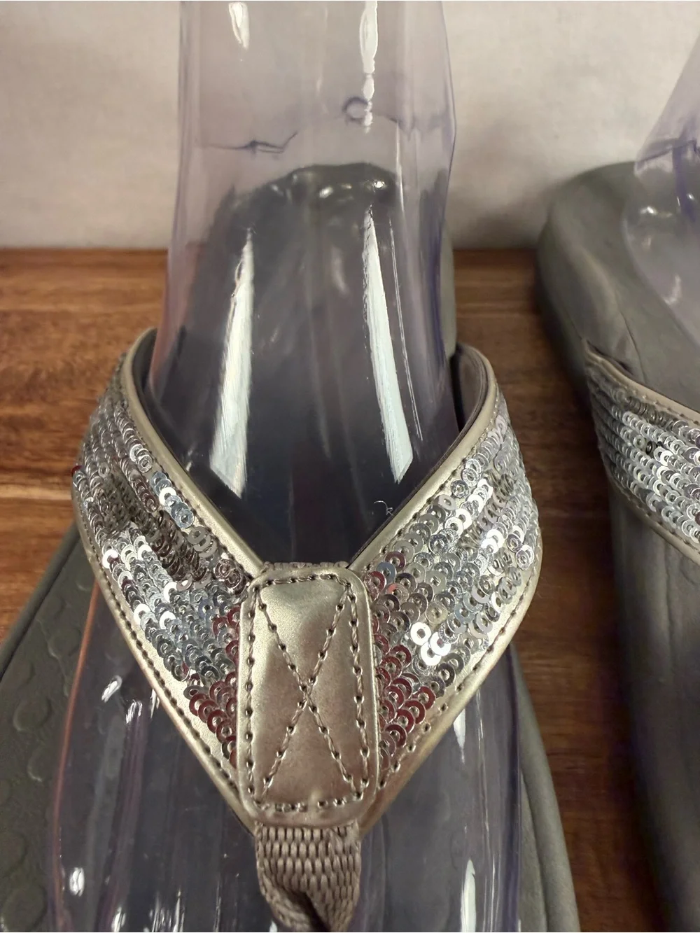 Vionic Tide Sequins Toe Post Sandal in Silver Size 10 NWOT